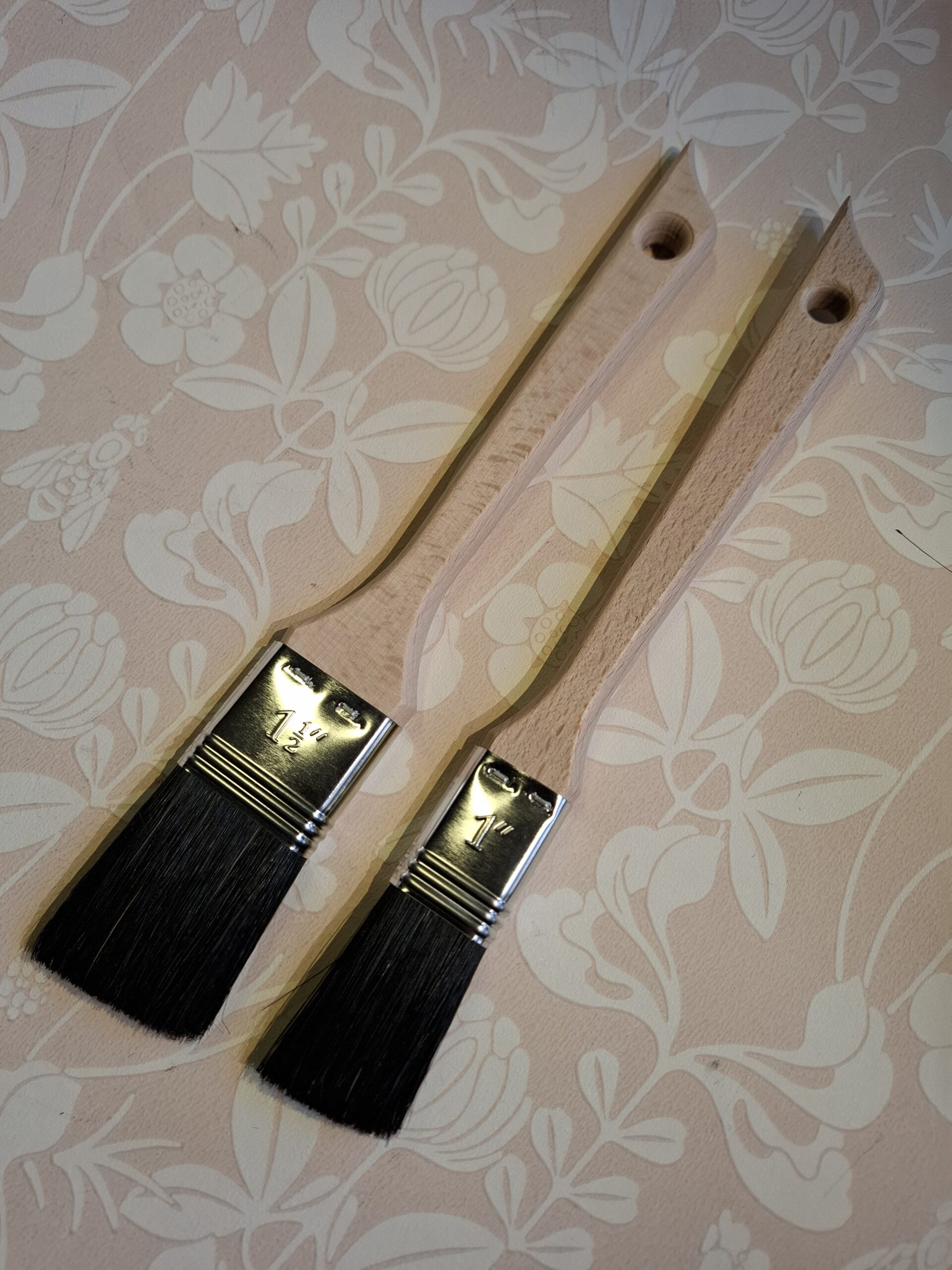 alt="Fönsterpensel sned 25 mm alternativt 37mm naturborst för linoljefärgsmålning av fönsterbågar"