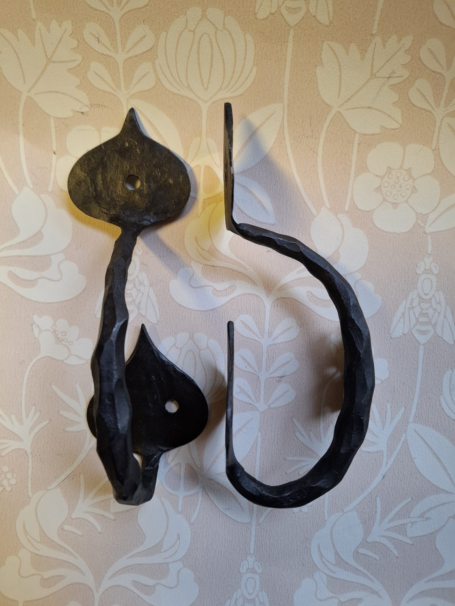 Smideshandtag rakt i svart smide med traditionell form"