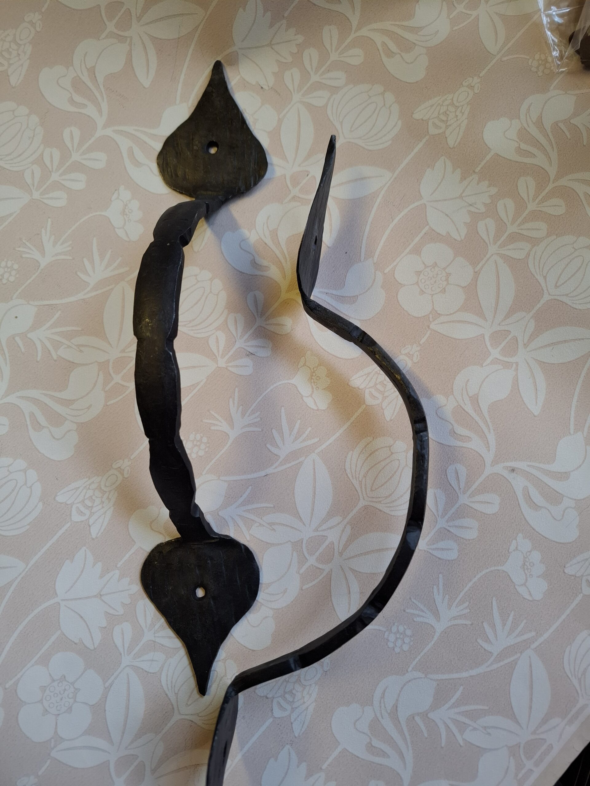 Smideshandtag stort i svart smide med traditionell form"